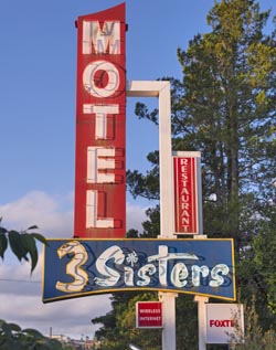 3 Sisters Motel is a AAA Star rated  3½ star Motel providing accommodation in within minutes walking distance to all the major scenic attractions.
